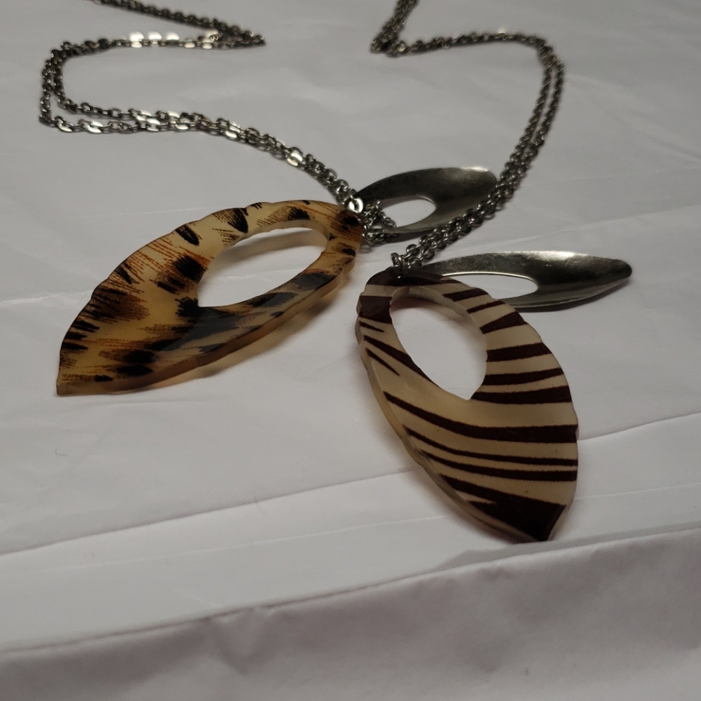 2 Necklaces - Picture 5 of 7